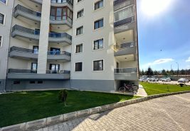 3S’TEN AFYON MERKEZ NAZMİ SAATÇİ’DE SİTE İÇERİSİNDE ASANSÖRLÜ ÖZEL DEKORASYONLU 150 m2 SATILIK KATTA LÜKS  4+1