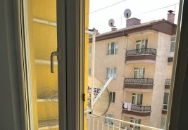 AFYON MERKEZ ZAFER MAHALLESİ’NDE ANAYOL ÜZERİ KREDİYE VE YAP-SAT A UYGUN SATILIK 3+1 KELEPİR ARAKAT